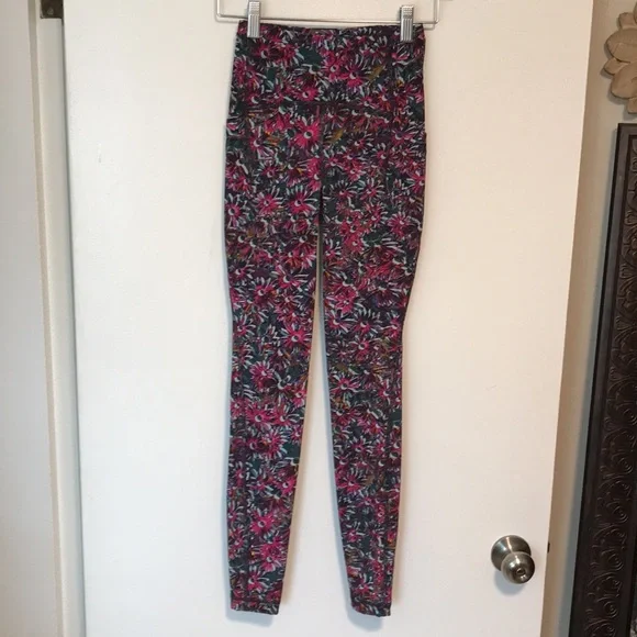 Like New LuluLemon Leggings - Picture 2 of 8